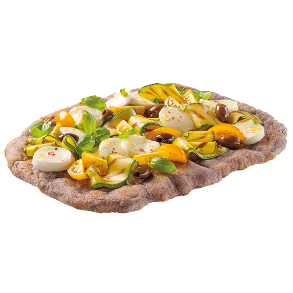 Una pinsa romana preparata con farina di riso nero, caratterizzata da una base dal colore scuro e dorato, riccamente condita con fette di zucchine grigliate, pomodorini gialli, mozzarelline, olive nere e foglie di basilico fresco.
